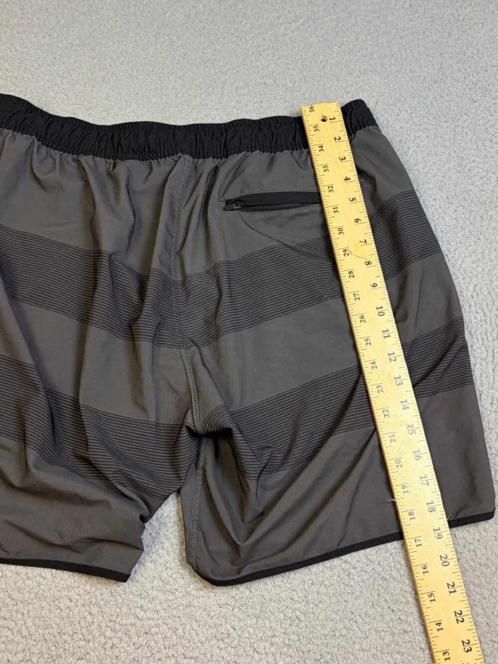 Vuori Athletic Shorts Mens XL Gray Black Workout l Drawstring Zip Pocket Unlined